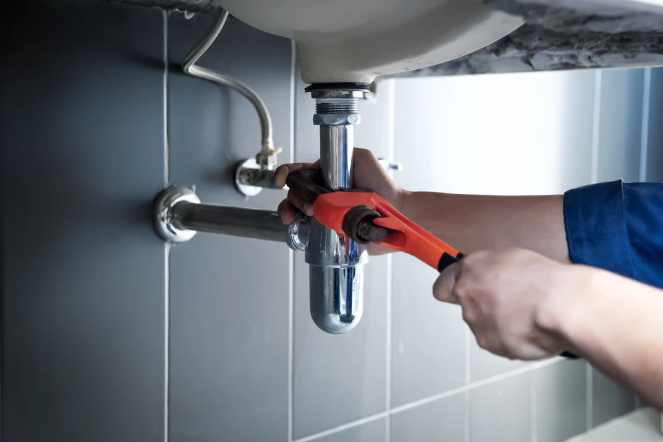 Salle de bain moderne épurée avec meuble vasque suspendu en bois naturel clair, 2 tiroirs, vasque à encastrer blanche, robinet mitigeur chromé monotrou