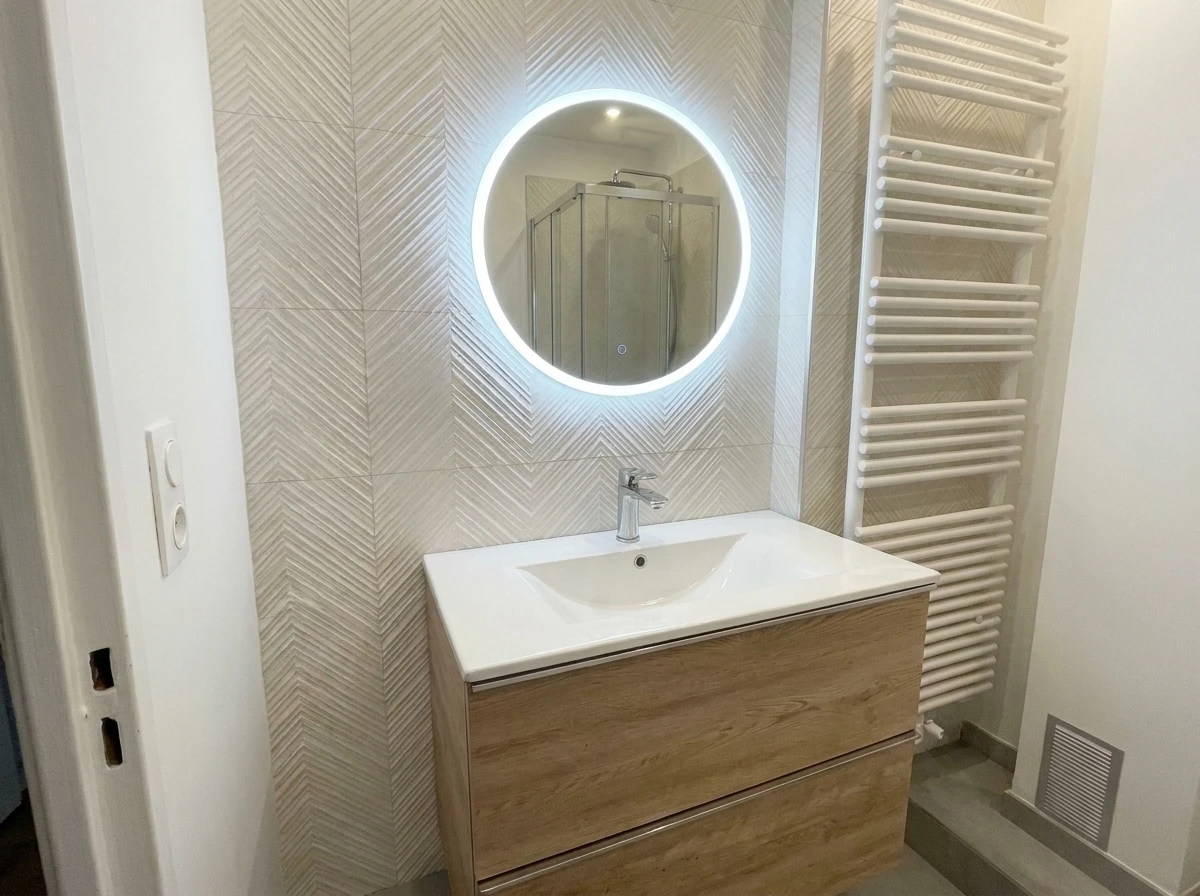 Salle de bain moderne avec douche à l'italienne, vasque à poser blanche sur plan de travail en bois clair